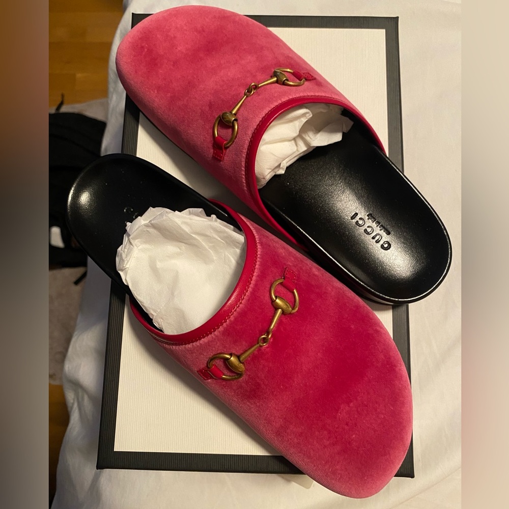 Womens gucci soft pink velvet mule slides